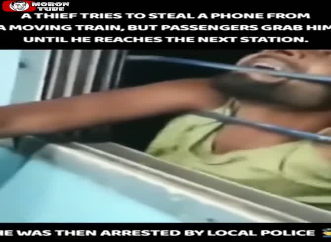Video :A thief attempts to steal a train phone